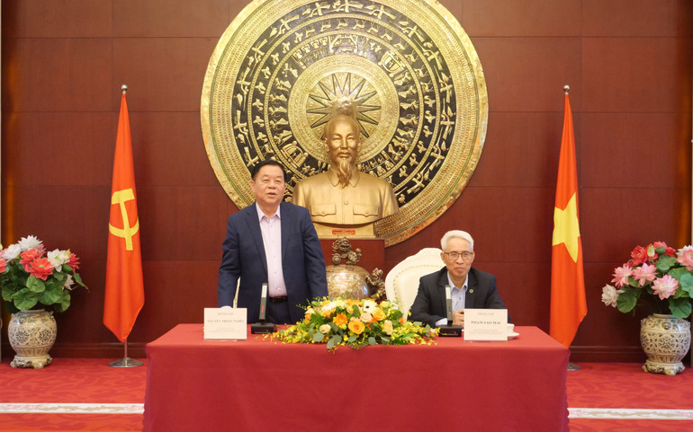 Đồng chí Nguyễn Trọng Nghĩa phát biểu tại cuộc làm việc với Đại sứ quán Việt Nam tại Trung Quốc.