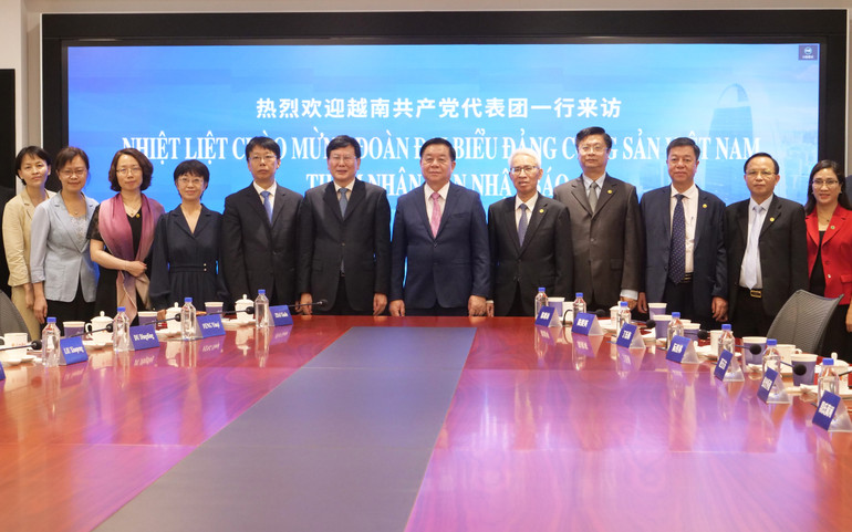 Đồng chí Nguyễn Trọng Nghĩa và Đoàn đại biểu Đảng ta thăm và làm việc với Nhân dân nhật báo (Trung Quốc).