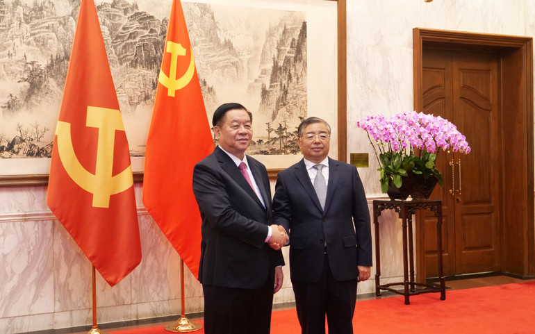 Đồng chí Nguyễn Trọng Nghĩa và đồng chí Lý Thư Lỗi.