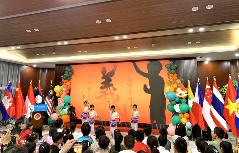 Biểu diễn võ thuật do các bạn thiếu nhi Trung Quốc thể hiện.