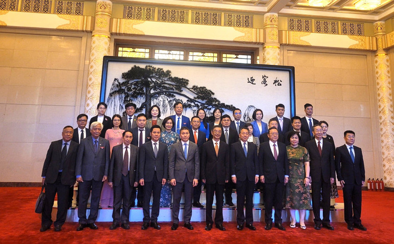 Đồng chí Chu Cường và các đại biểu hai nước.