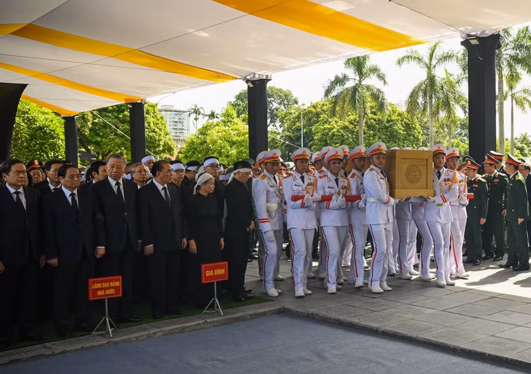 Linh cữu Tổng Bí thư Nguyễn Phú Trọng được đưa vào vị trí, chuẩn bị cho Lễ an táng. Linh cữu Tổng Bí thư Nguyễn Phú Trọng được đưa vào vị trí, chuẩn bị cho Lễ an táng.