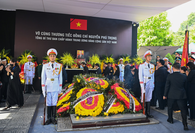 Sau nghi thức đóng mộ, những vòng hoa tươi được phủ lên. Sau nghi thức đóng mộ, những vòng hoa tươi được phủ lên.