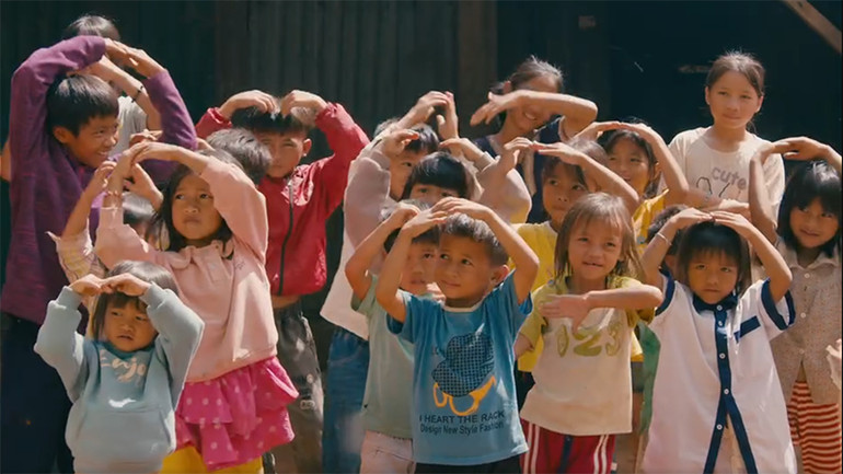 Một cảnh trong video âm nhạc về chương trình.