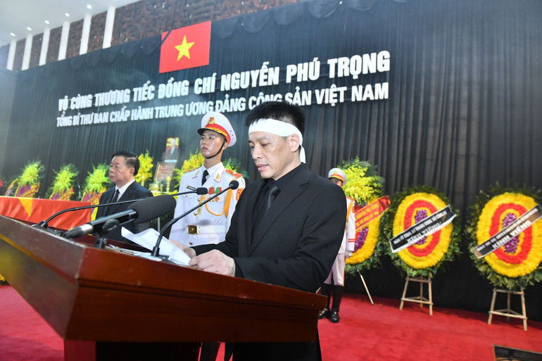 Ông Nguyễn Trọng Trường, đại diện gia đình đồng chí Tổng Bí thư Nguyễn Phú Trọng, phát biểu đáp từ. Ông Nguyễn Trọng Trường, đại diện gia đình đồng chí Tổng Bí thư Nguyễn Phú Trọng, phát biểu đáp từ.