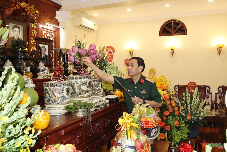 Đại tướng Phan Văn Giang dâng hương tưởng nhớ nguyên Tổng Bí thư Lê Khả Phiêu. Ảnh: Báo Quân đội nhân dân Đại tướng Phan Văn Giang dâng hương tưởng nhớ nguyên Tổng Bí thư Lê Khả Phiêu. Ảnh: Báo Quân đội nhân dân