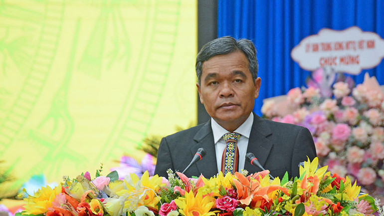 Đồng chí Hồ Văn Niên, Ủy viên Trung ương Đảng, Bí thư Tỉnh ủy, Chủ tịch Hội đồng nhân dân tỉnh phát biểu tại Đại hội.