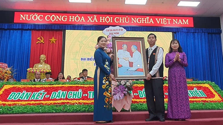 Đồng chí Trương Thị Ngọc Ánh trao tặng quà Trung ương Mặt trận Tổ quốc Việt Nam cho Đại hội.