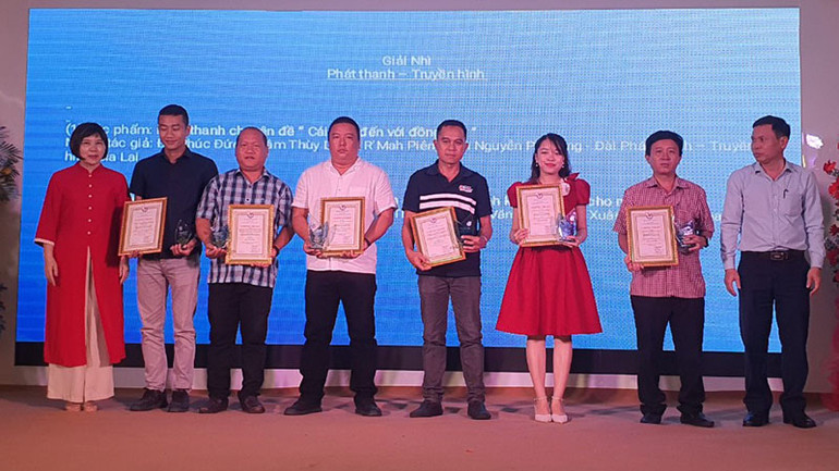 Nhóm tác giả Truyền hình Nhân Dân, Chi nhánh Đà Nẵng đoạt giải Nhì thể loại Phim tài liệu. Nhóm tác giả Truyền hình Nhân Dân, Chi nhánh Đà Nẵng đoạt giải Nhì thể loại Phim tài liệu.