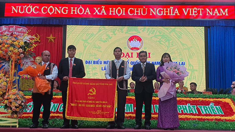 Tỉnh ủy Gia Lai tặng Ủy ban Mặt trận Tổ quốc bức trướng “Đoàn kết - Dân chủ - Trách nhiệm - Đổi mới - Phát triển”