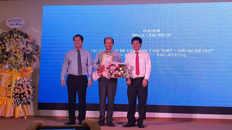 Ban Tổ chức trao giải Nhất thể loại Báo in-Điện tử cho tác giả đoạt giải. Ban Tổ chức trao giải Nhất thể loại Báo in-Điện tử cho tác giả đoạt giải.