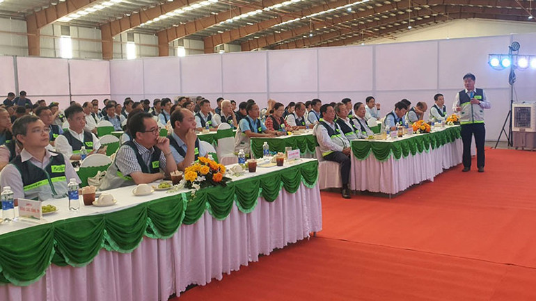 Các đại biểu tham quan nghe báo cáo thực tế công tác khuyến nông tại công ty trách nhiệm hữu hạn Vĩnh Hiệp tỉnh Gia Lai