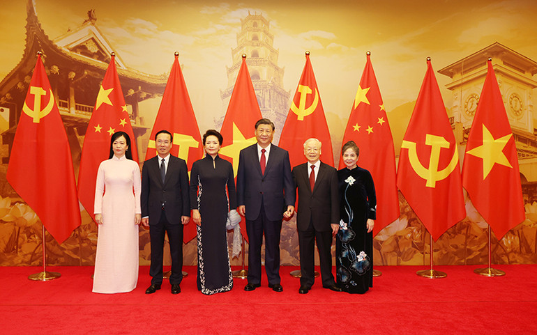 Tổng Bí thư Nguyễn Phú Trọng và Phu nhân, Chủ tịch nước Võ Văn Thưởng và Phu nhân cùng Tổng Bí thư, Chủ tịch Trung Quốc Tập Cận Bình và Phu nhân chụp ảnh chung. (Ảnh TTXVN)