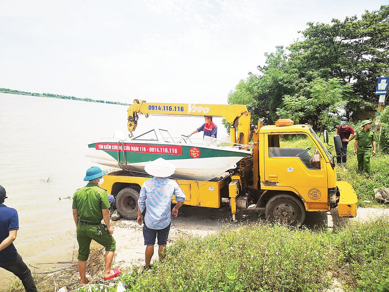 Một vụ trục vớt tử thi được phát hiện trên một khúc sông ở Vũ Thư, Thái Bình.