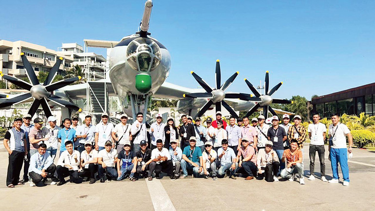 Du khách chỉ được phép chụp ảnh bên ngoài Bảo tàng máy bay TU-142.