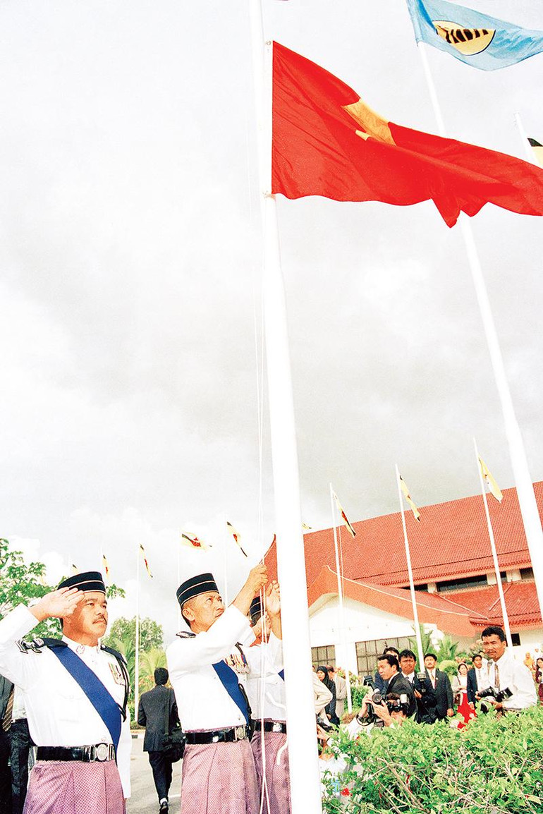 Lễ kéo cờ và kết nạp Việt Nam là thành viên chính thức thứ 7 của Hiệp hội các nước Đông Nam Á (ASEAN), chiều 28/7/1995, tại Thủ đô Bandar Seri Begawan (Brunei).