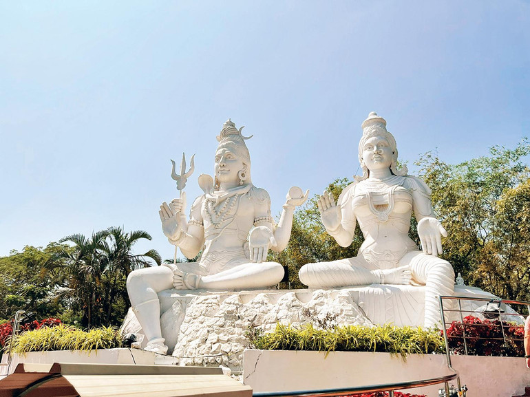 Hai bức tượng Phật nổi bật trong khuôn viên Công viên trên đồi Kailasagiri là nơi du khách yêu thích chụp ảnh check in.