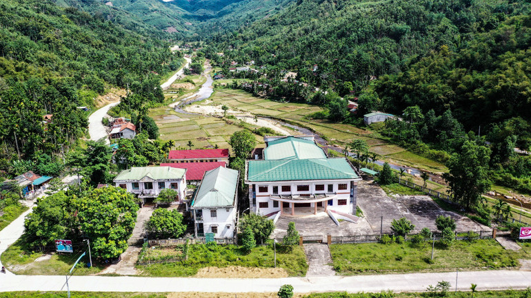 Sau khi sáp nhập, tại huyện Tây Trà (cũ), tỉnh Quảng Ngãi có nhiều trụ sở khang trang bị bỏ hoang, gây lãng phí. Ảnh Hải Phong