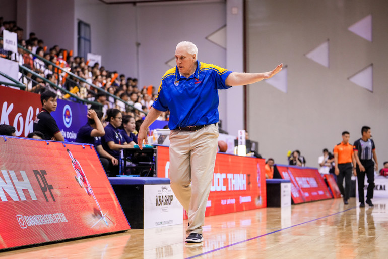 Những sự thay đổi của huấn luyện viên Chris Daleo giúp Nha Trang Dolphins thi đấu khởi sắc. (Ảnh: VBA)