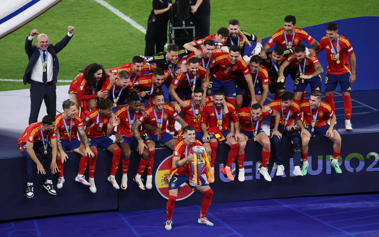 Đội trưởng Alvaro Morata trong khoảnh khắc nâng cúp vô địch. (Ảnh: Getty)