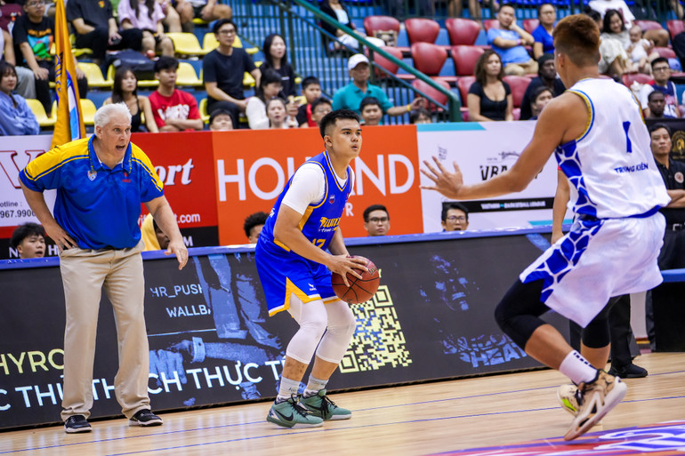 Danh hiệu Cầu thủ xuất sắc nhất trận thuộc về Nguyễn Hoàng Tuấn (áo xanh).