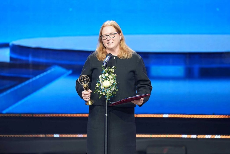 Kristi Anseth trong giây phút nhận Giải đặc biệt VinFuture 2024 dành cho Nhà khoa học nữ.
