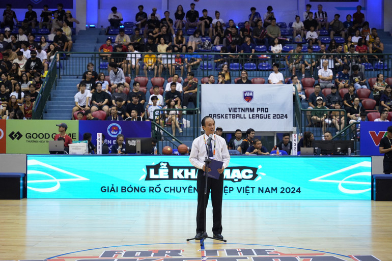 GS.TS. Huỳnh Trọng Khải - Phó Chủ tịch Liên đoàn Bóng rổ Việt Nam (VBF) phát biểu khai mạc. (Ảnh: VBA)