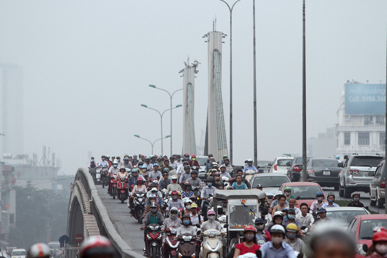 Đô thị Hà Nội đối mặt nạn tắc đường và ô nhiễm. Ảnh: Khiếu Minh