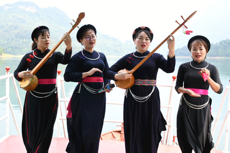 Nghe hát then trên lòng hồ là một trải nghiệm khó quên.