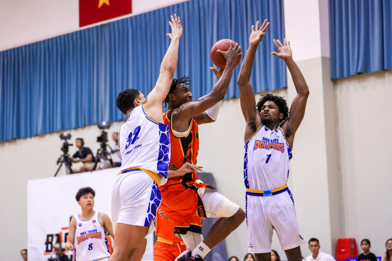 Mykal Jenkins (số 7) không chỉ là chủ lực ghi điểm mà còn phòng ngự xuất sắc. (Ảnh: VBA)