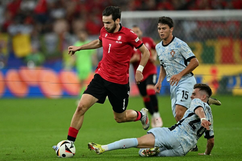 Khả năng rê dắt khéo léo của Kvaratskhelia khiến Bồ Đào Nha gặp nhiều khó khăn. (Ảnh: Getty)