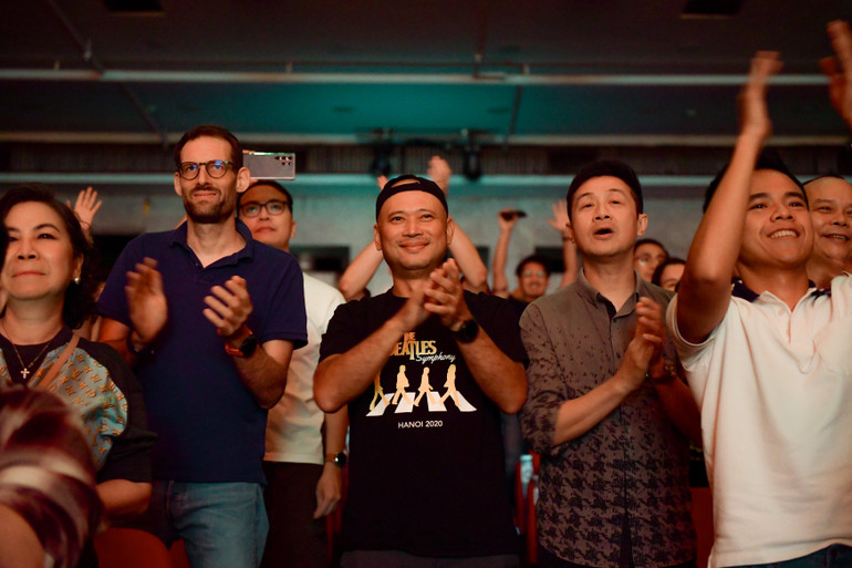 MC Long Vũ và Anh Tuấn hát và nhảy suốt buổi biểu diễn.