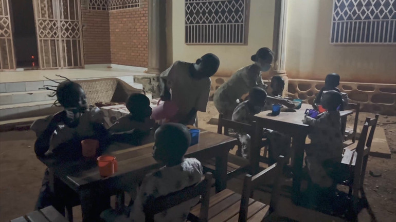 Bộ đội Việt Nam nấu cháo bữa tối cho trẻ em bị bỏ rơi ở Thủ đô Bangui của Cộng hòa Trung Phi.