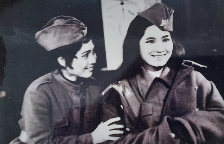 Nghệ sĩ Kim Xuyến (bên trái) và Thanh Tú trong vở Những người Nga (đạo diễn: Dương Ngọc Đức, năm 1977). Ảnh: NVCC