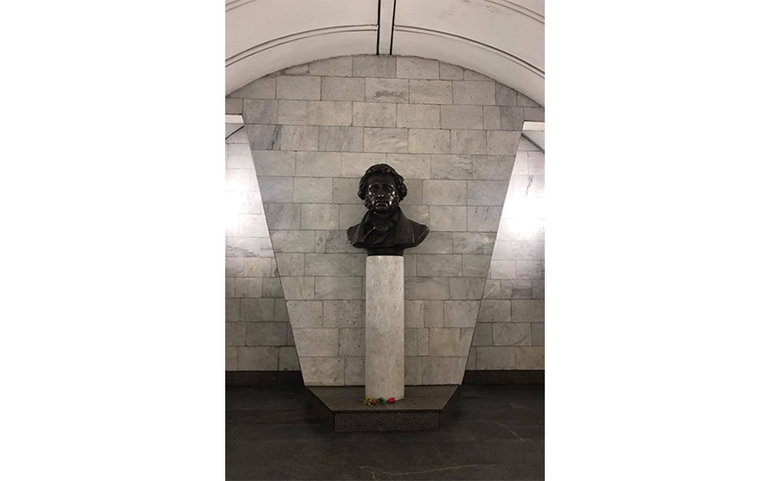 Bức tượng đại thi hào Pushkin đặt ngay lối vào nhà ga Pushkinskaya. Bức tượng đại thi hào Pushkin đặt ngay lối vào nhà ga Pushkinskaya.