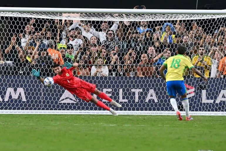 Douglas Luiz đưa bóng đi trúng cột dọc. (Ảnh: Getty)