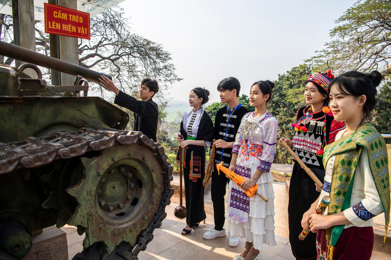 Các bạn trẻ tham quan di tích đồi A1. Ảnh: THÀNH ĐẠT