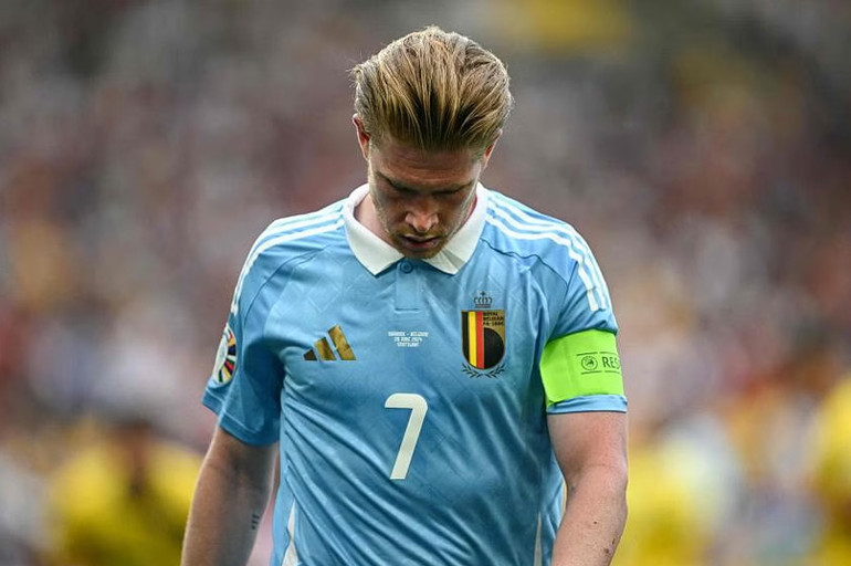 Nhạc trưởng De Bruyne lộ rõ vẻ mệt mỏi. (Ảnh: Getty)