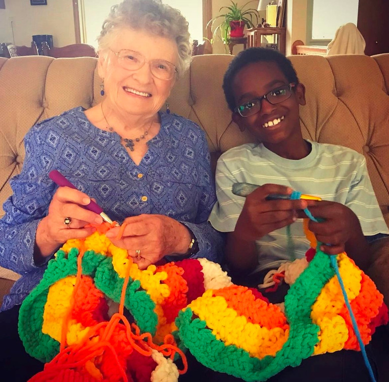 Jonah đan len cùng bà của mình.