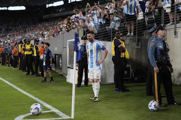 Messi không có nhiều chỗ đứng khi đá phạt góc. (Ảnh: Getty)
