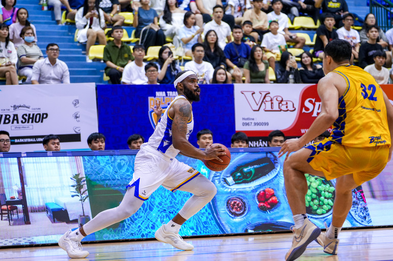 Shon Briggs dẫn bóng đột phá từ khu vực cánh. (Ảnh: VBA)