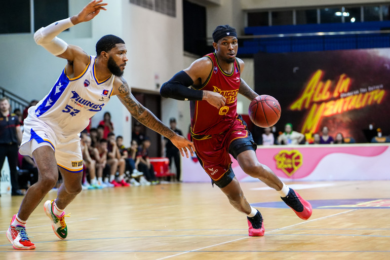 Tốc độ của Elijah Weaver gây ra vô vàn khó khăn cho các cầu thủ Ho Chi Minh City Wings. (Ảnh: VBA)