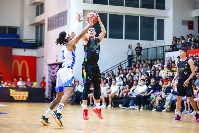 Võ Kim Bản ném ba điểm trước áp lực của Devin Peterson. (Ảnh: VBA) Võ Kim Bản ném ba điểm trước áp lực của Devin Peterson. (Ảnh: VBA)