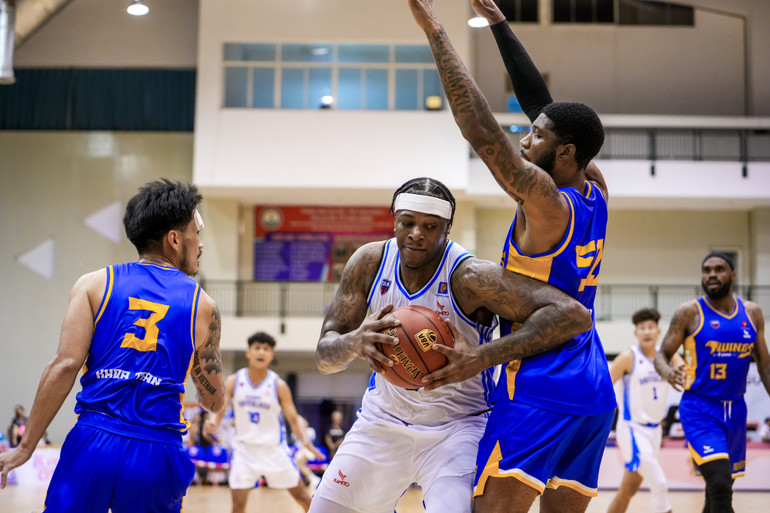 Eric Frederick giúp Hanoi Buffaloes đoạt lại thế trận ở hiệp cuối. (Ảnh: VBA)