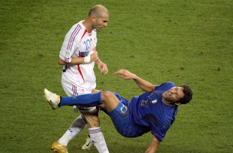 Cú húc đầu lịch sử của siêu sao Zidane tại Olympiastadion năm 2006. (Ảnh: Getty)