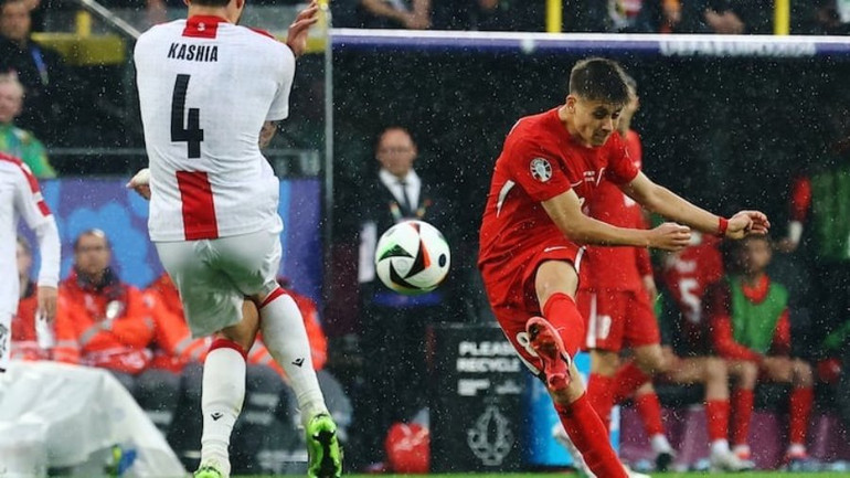 Guler lập siêu phẩm tại Signal Iduna Park. (Ảnh: Gettys) Guler lập siêu phẩm tại Signal Iduna Park. (Ảnh: Gettys)