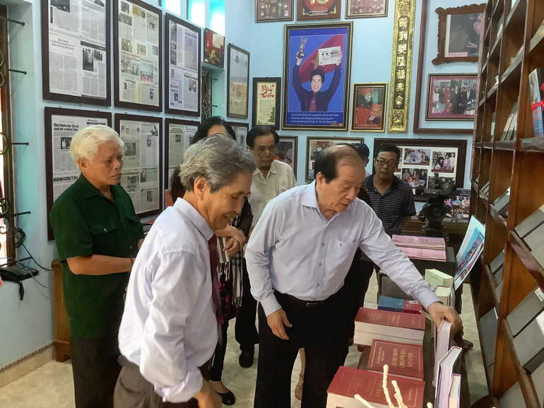 Nhà thơ Hữu Thỉnh, nguyên Chủ tịch Liên hiệp các Hội Văn học nghệ thuật Việt Nam và đoàn đại biểu đến tham quan Bảo tàng Tác phẩm hậu chiến tranh Minh Chuyên. Ảnh: NVCC