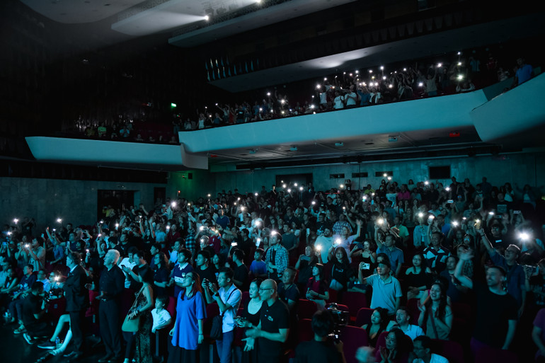 Các khán giả Hà Nội say sưa cùng điệu nhạc.