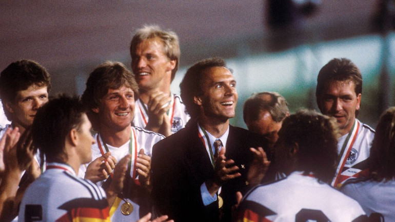 Beckenbauer và các học trò trong lễ mừng danh hiệu vô địch World Cup 1990 khi trở về Berlin.