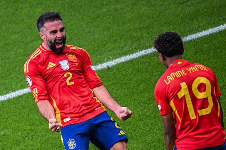 Yamal kiến tạo cho Carvajal trong trận mở màn EURO 2024. (Ảnh: Getty)